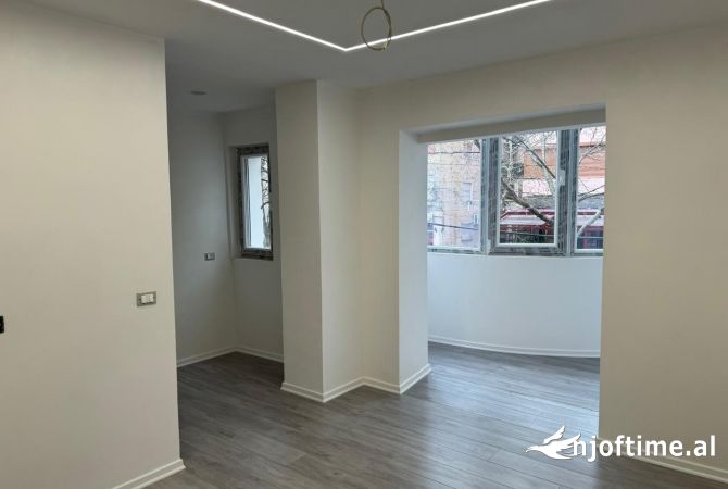 Ambient biznesi me qera 2+1 ne Tirane - 500 Euro