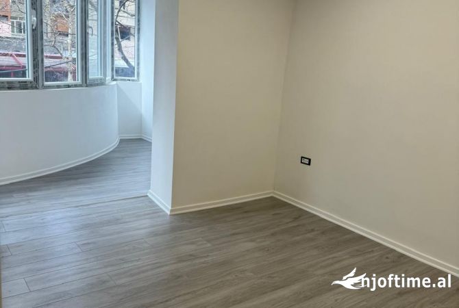 Ambient biznesi me qera 2+1 ne Tirane - 500 Euro