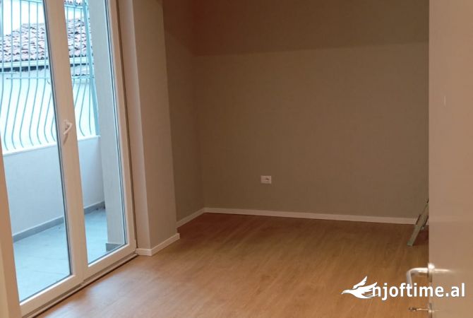 Ambient biznesi me qera 3+1 ne Tirane - 950 Euro