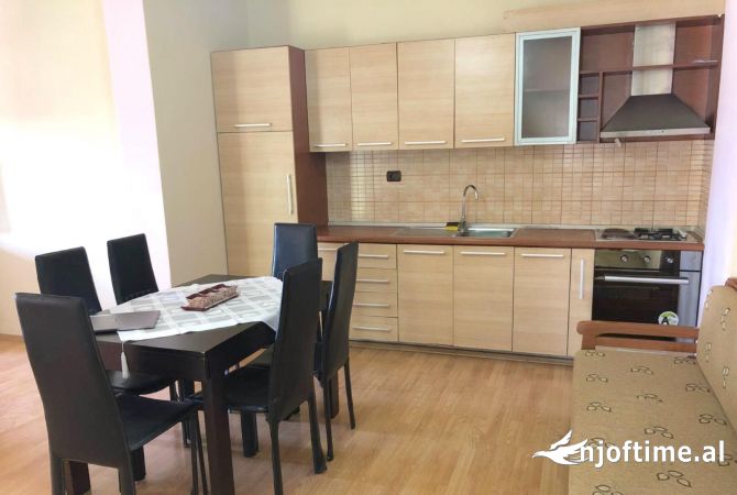 Shtepi me qera Apartament ne Tirane, 2+1, Mobilimi E mobiluar, Pagesa 370  Euro.