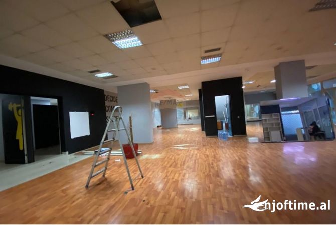 Ambient biznesi me qera 3+1 ne Tirane - 3,200 Euro