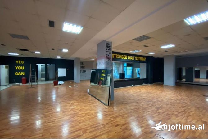 Ambient biznesi me qera 3+1 ne Tirane - 3,200 Euro