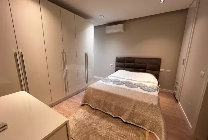 Shtepi me qera Apartament ne Tirane, 3+1, Mobilimi E mobiluar, Pagesa 100,000  Leke.