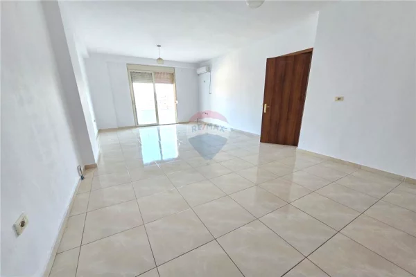 Shtepi ne shitje Apartament ne Tirane, 2+1, Mobilimi Pjeserisht e mobiluar, Pagesa 180,000  Euro.