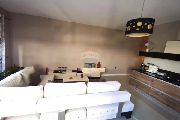 Shtepi ne shitje Apartament ne Tirane, 2+1, Mobilimi E mobiluar, Pagesa 185,000  Euro.