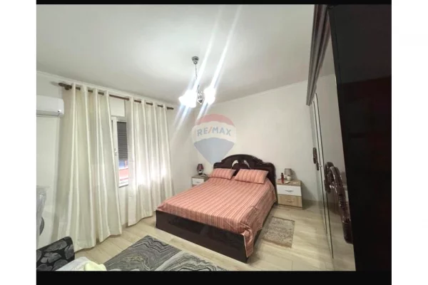 Shtepi me qera Apartament ne Tirane, 3+1, Mobilimi E mobiluar, Pagesa 800  Euro.