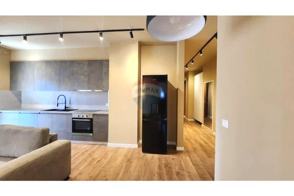 Shtepi me qera 2+1 ne Tirane - 1,250 Euro