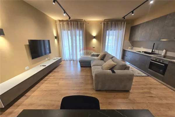 Shtepi me qera 2+1 ne Tirane - 1,250 Euro