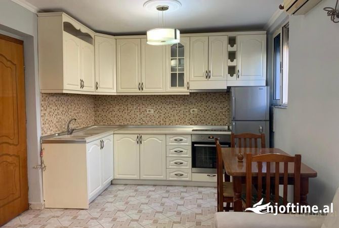 Shtepi me qera Apartament ne Tirane, 1+1, Mobilimi E mobiluar, Pagesa 400  Euro.