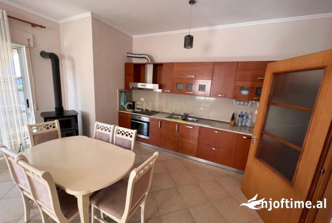 Shtepi me qera Apartament ne Tirane, 3+1, Mobilimi E mobiluar, Pagesa 700  Euro.