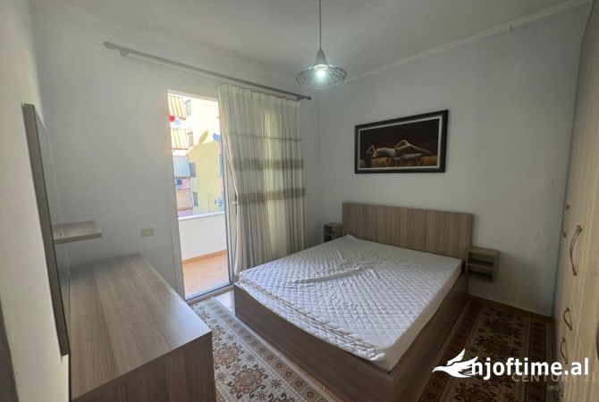 Shtepi me qera Apartament ne Tirane, 2+1, Mobilimi E mobiluar, Pagesa 500  Euro.