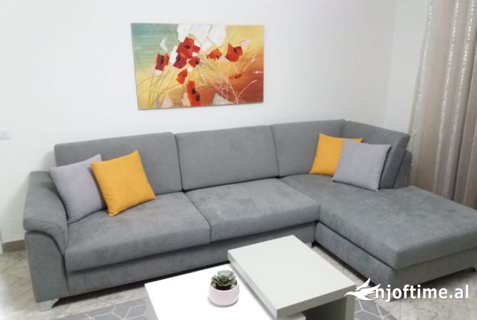 Shtepi me qera Apartament ne Tirane, 2+1, Mobilimi E mobiluar, Pagesa 900  Euro.