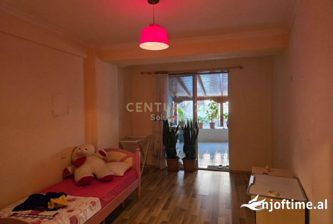Shtepi ne shitje Apartament ne Tirane, 3+1, Mobilimi E mobiluar, Pagesa 169,000  Euro.
