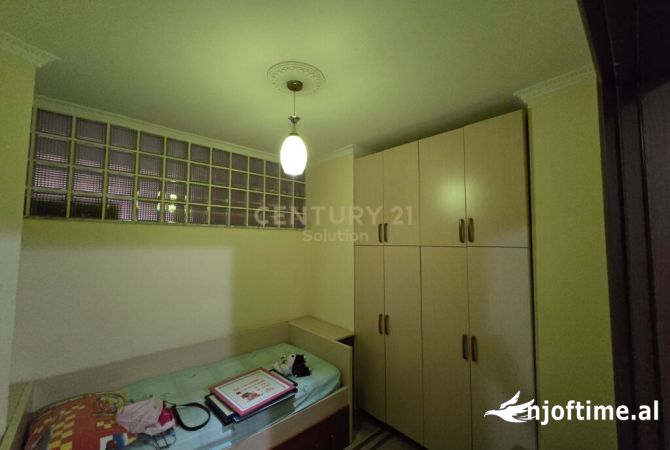 Shtepi ne shitje Apartament ne Tirane, 3+1, Mobilimi E mobiluar, Pagesa 169,000  Euro.