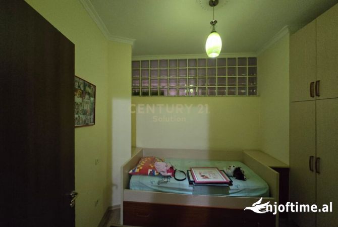 Shtepi ne shitje Apartament ne Tirane, 3+1, Mobilimi E mobiluar, Pagesa 169,000  Euro.