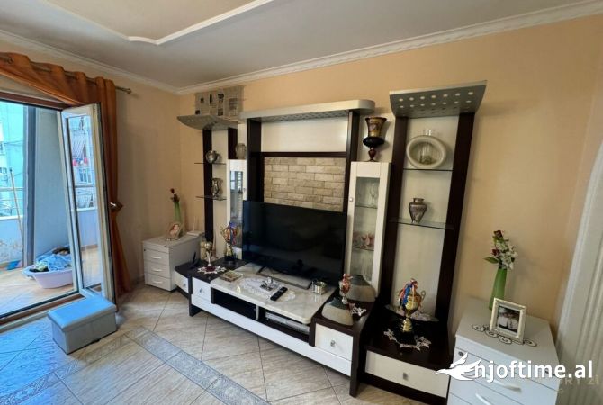 Shtepi ne shitje Apartament ne Tirane, 2+1, Mobilimi E mobiluar, Pagesa 200,000  Euro.