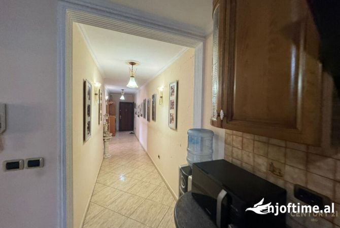 Shtepi ne shitje Apartament ne Tirane, 2+1, Mobilimi E mobiluar, Pagesa 200,000  Euro.