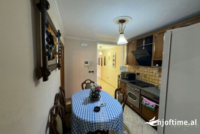 Shtepi ne shitje Apartament ne Tirane, 2+1, Mobilimi E mobiluar, Pagesa 200,000  Euro.