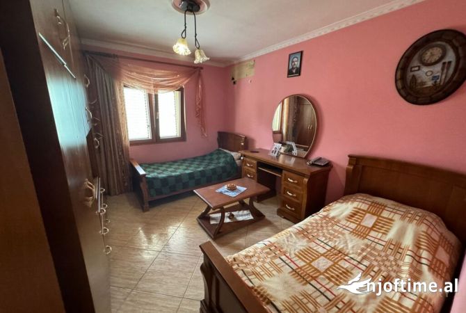 Shtepi ne shitje Apartament ne Tirane, 2+1, Mobilimi E mobiluar, Pagesa 200,000  Euro.