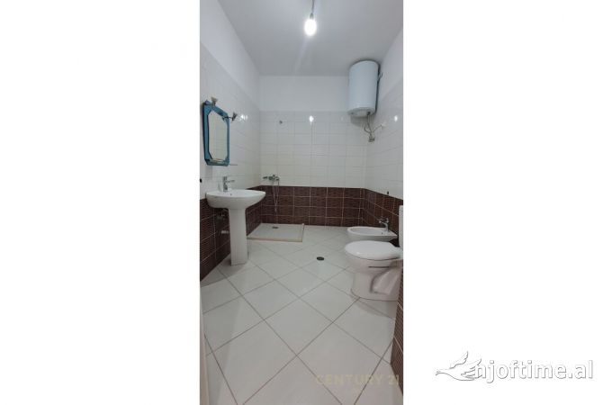 Shtepi ne shitje Apartament ne Tirane, 2+1, Mobilimi Bosh, pa mobiluar, Pagesa 141,000  Euro.