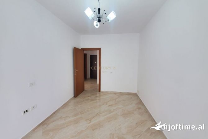 Shtepi ne shitje Apartament ne Tirane, 1+1, Mobilimi Bosh, pa mobiluar, Pagesa 87,000  Euro.