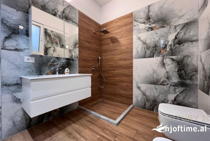 Shtepi ne shitje Shtepi Private ne Durres, 4+1, Mobilimi Bosh, pa mobiluar, Pagesa 380,000  Euro.