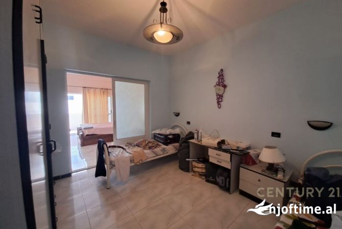 Shtepi ne shitje Apartament ne Durres, 3+1, Mobilimi Pjeserisht e mobiluar, Pagesa 120,000  Euro.