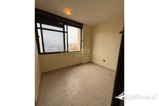 Shtepi ne shitje Apartament ne Durres, 2+1, Mobilimi Bosh, pa mobiluar, Pagesa 105,000  Euro.