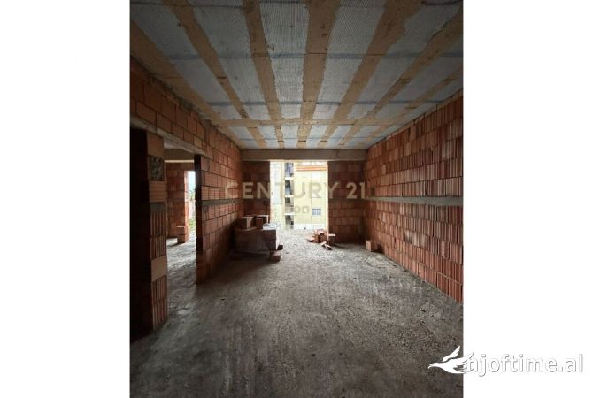 Shtepi ne shitje Apartament ne Durres, 1+1, Mobilimi Bosh, pa mobiluar, Pagesa 80,000  Euro.