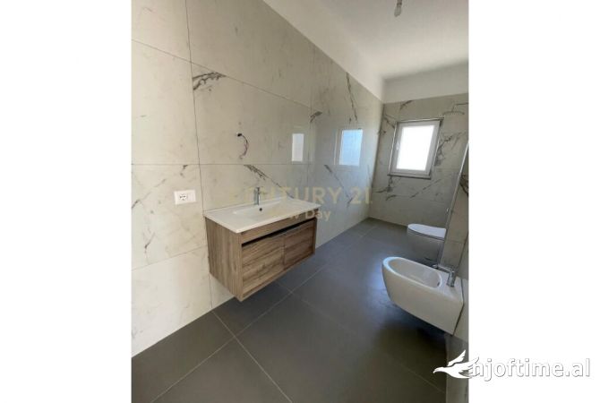 Shtepi ne shitje Apartament ne Durres, 2+1, Mobilimi Bosh, pa mobiluar, Pagesa 200,000  Euro.