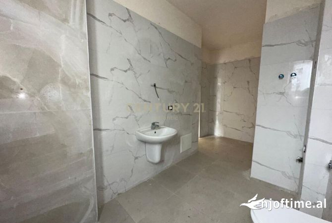 Shtepi ne shitje Apartament ne Durres, 1+1, Mobilimi Bosh, pa mobiluar, Pagesa 127,000  Euro.