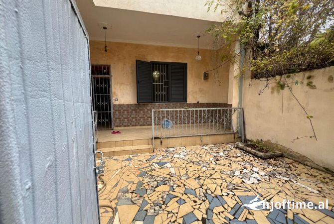 Shtepi ne shitje Shtepi Private ne Durres, 5+1, Mobilimi E mobiluar, Pagesa 150,000  Euro.