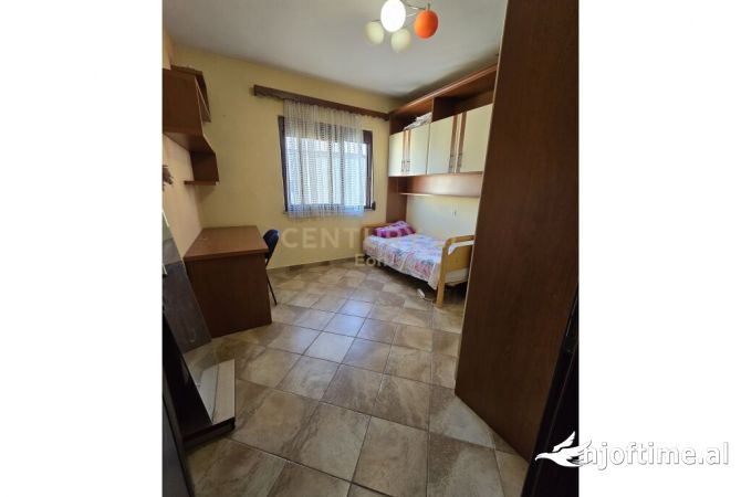 Shtepi ne shitje Apartament ne Durres, 2+1, Mobilimi E mobiluar, Pagesa 120,000  Euro.