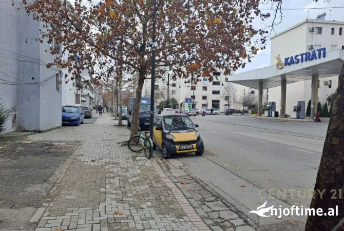 SHITET DYQAN VIJA E PARE NE RRUGEN HYSEN KERTUSHA!!!