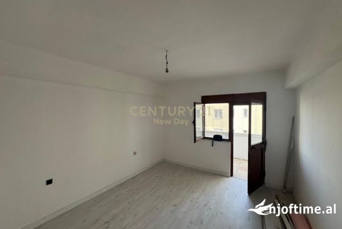 Shtepi ne shitje Apartament ne Durres, 2+1, Mobilimi Bosh, pa mobiluar, Pagesa 110,000  Euro.