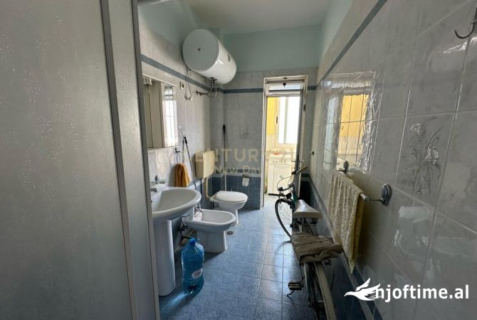 Shtepi ne shitje Apartament ne Durres, 2+1, Mobilimi Pjeserisht e mobiluar, Pagesa 94,500  Euro.