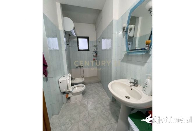 Shtepi ne shitje Apartament ne Durres, 2+1, Mobilimi E mobiluar, Pagesa 130,000  Euro.