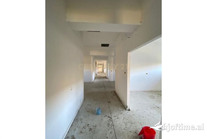 Ambiente Commerciale in Vendita 4+1 a Durazzo - 750,000 Euro