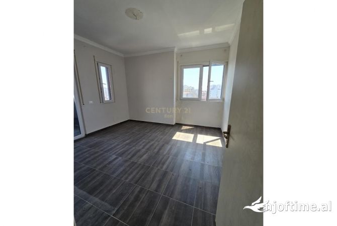 Shtepi ne shitje Apartament ne Durres, 1+1, Mobilimi Bosh, pa mobiluar, Pagesa 165,000  Euro.