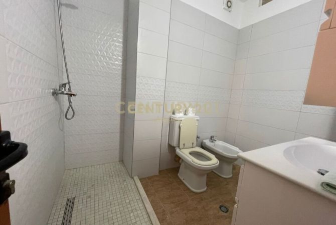 Shtepi ne shitje Apartament ne Durres, 3+1, Mobilimi Pjeserisht e mobiluar, Pagesa 157,000  Euro.