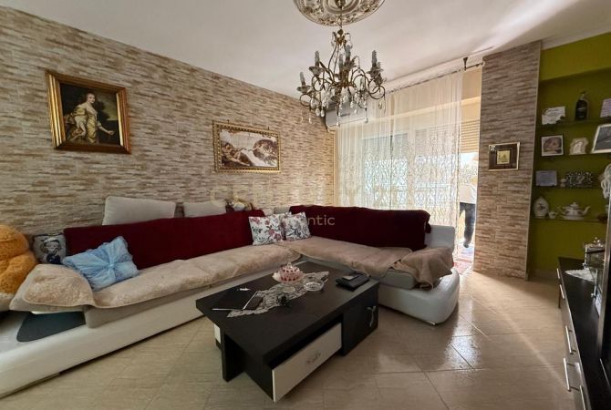 Shtepi ne shitje Apartament ne Durres, 2+1, Mobilimi Pjeserisht e mobiluar, Pagesa 125,000  Euro.