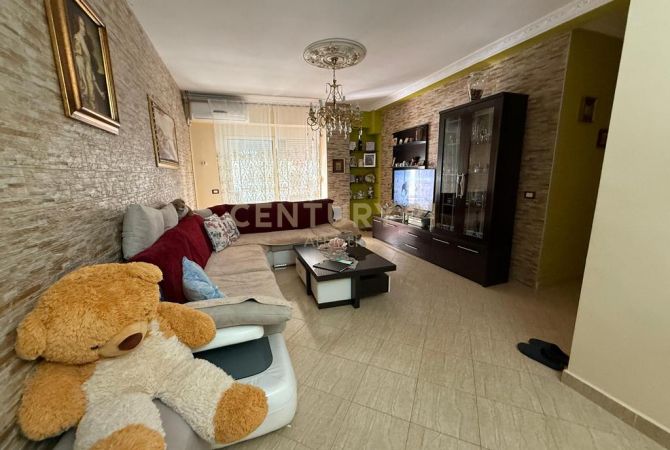 Shtepi ne shitje Apartament ne Durres, 2+1, Mobilimi Pjeserisht e mobiluar, Pagesa 125,000  Euro.