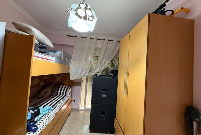Shtepi ne shitje Apartament ne Durres, 2+1, Mobilimi Pjeserisht e mobiluar, Pagesa 125,000  Euro.