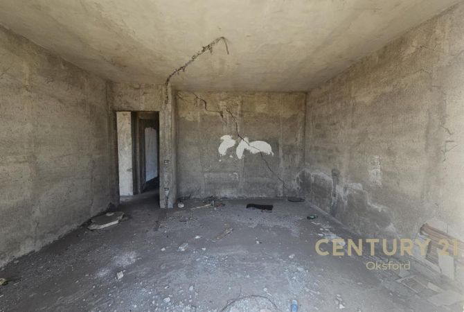 Shtepi ne shitje Apartament ne Durres, 3+1, Mobilimi Bosh, pa mobiluar, Pagesa 170,000  Euro.