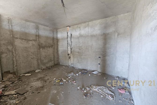 Shtepi ne shitje Apartament ne Durres, 3+1, Mobilimi Bosh, pa mobiluar, Pagesa 170,000  Euro.