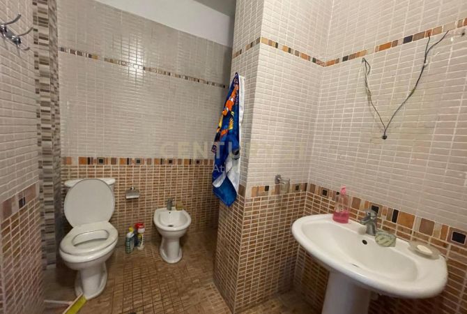 Shtepi ne shitje Apartament ne Durres, 2+1, Mobilimi Bosh, pa mobiluar, Pagesa 125,000  Euro.