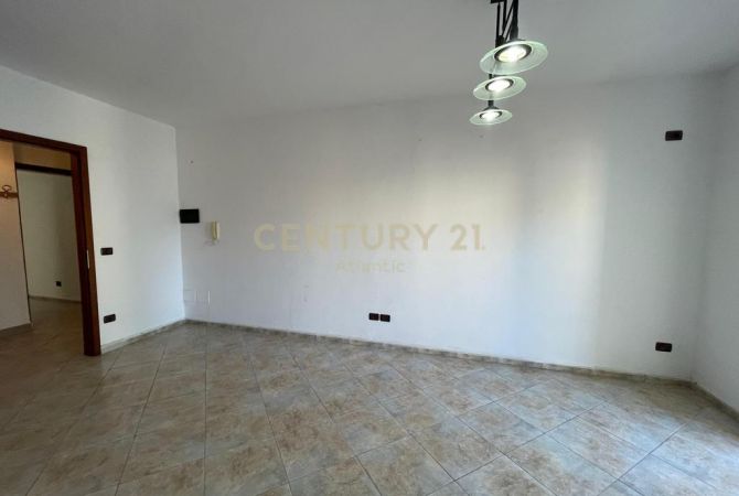 Shtepi ne shitje Apartament ne Durres, 2+1, Mobilimi Bosh, pa mobiluar, Pagesa 125,000  Euro.