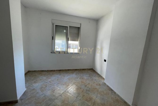 Shtepi ne shitje Apartament ne Durres, 2+1, Mobilimi Bosh, pa mobiluar, Pagesa 125,000  Euro.