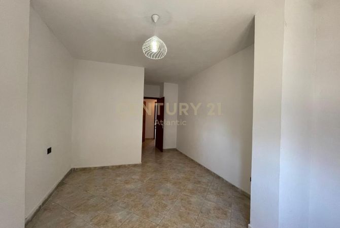 Shtepi ne shitje Apartament ne Durres, 2+1, Mobilimi Bosh, pa mobiluar, Pagesa 125,000  Euro.