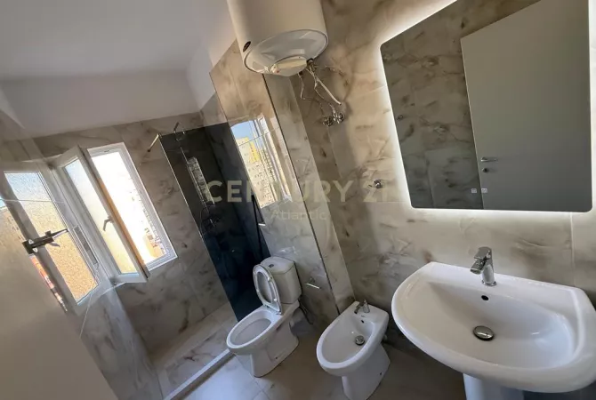 Shtepi ne shitje Apartament ne Durres, 2+1, Mobilimi E mobiluar, Pagesa 125,000  Euro.